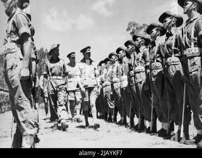 Tour del nord del governatore generale -- il duca di Gloucester ispeziona la Guardia reale d'onore in un campo militare nel Queensland settentrionale. I membri della guardia, tutti gli artiglieri, sono stati scelti appositamente per il loro bel fisico. Febbraio 26, 1945. (Foto di Storia militare Sezione S.D.9) Foto Stock
