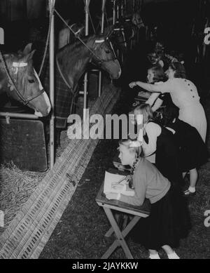 Circus è stato un grande pareggio -- quando un'amante dell'arte può dire alla sua classe 'Ecco un cavallo ciascuno per voi da disegnare' - è un grande giorno per gli artisti. Il Bertram Mills Circus ha visitato Hereford e ha dato alla classe d'arte di una scuola locale l'opportunità di visitare - professionalmente - il circo e il menagerie. Presero le loro scrivanie e i materiali e si installarono davanti ai cavalli Liberty. Ottobre 4, 1948. (Foto per funzioni speculare). Foto Stock