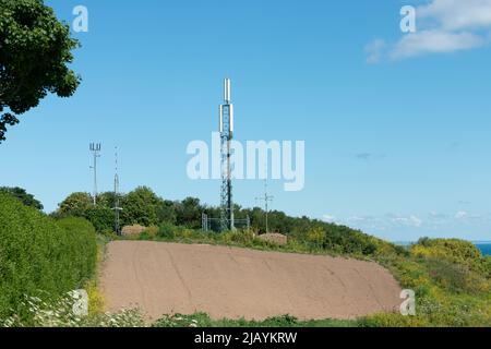 Telefono cellulare e comunicazione alberi sulla collina in Jersey Foto Stock