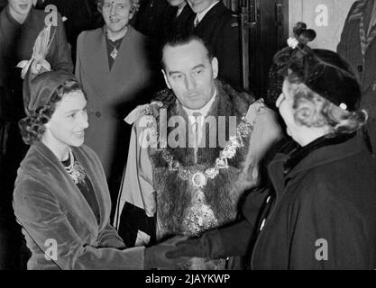 La Principessa Margaret visita la Mostra Nursing Distrettuale -- il Sindaco di San Pancras, Consigliere S.G. Williams, J.P., presenta Lady Nathan (Presidente del Consiglio Centrale del Distretto Nursing di Londra) alla Principessa Margaret al suo arrivo oggi alla mostra. La principessa HRH Margaret ha visitato oggi la mostra di District Nursing a Londra, aperta oggi al Welcome Research Centre di Eston Road. Ottobre 23, 1951. (Foto di Fox). Foto Stock