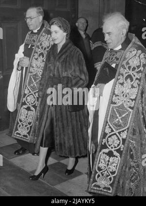 Il primo impegno ufficiale della Principessa Margaret dal momento che l'annuncio che lei non sposerà Peter Townsend -- la Principessa Margaret lasciando la Cattedrale di San Paolo con il Decano, il Rev. W.R. Matthews (a destra) e il Cancelliere, Canon Knight dopo il servizio commemorativo di Barnardo. La Principessa Margaret ha partecipato oggi ad un servizio commemorativo per il Dr. Barnardo al Catederal di San Paolo. La principessa Margaret è patrona delle case del dottor Barnardo. Questo è il suo primo impegno ufficiale in quanto ha annunciato che non avrebbe sposato il Capitano del Gruppo Peter Townsend. Novembre 02, 1955. Foto Stock