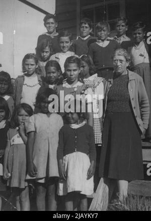 Bambini con sangue aborigeno, che frequentano la scuola di Toburabba, vicino a Forster. I bambini aborigeni fr la minuscola scuola di Toburabba, vicino a Forster, stanno facendo del loro meglio per contribuire a inviare il cibo del regalo in Gran Bretagna. Hanno inviato £1/16/6 da 18 alunni alla sede di Food for Britain Appeal. 144 Castlereagh-Street, dal maggio 25. I bambini della scuola di Lithgow risponderanno alle lettere di ringraziamento dei bambini della scuola di Cinderford, nel Gloucestershire per il cibo dall'Australia. Il Food for Australia Appeal lancerà una guida per 1 donazioni da quante più persone possibile. Un barattolo di auto da cibo deve essere inviato, con un regalo di 1/-' Foto Stock