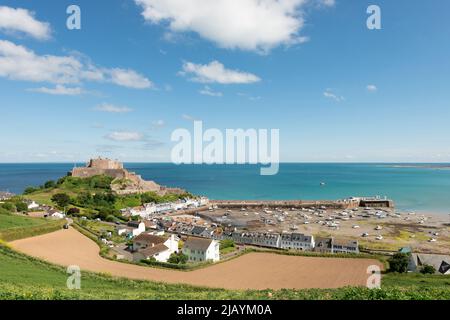 Mont Orgueil Castello (Gorey Castello), villaggio e porto Foto Stock