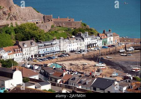 Mont Orgueil Castello (Gorey Castello), villaggio e porto Foto Stock