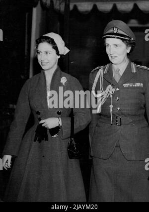 Presto seguirà il Sole -- la Principessa partirà dopo la sua visita di oggi. È accompagnata dal direttore dei servizi di cura dell'esercito, Brigadieer Dame Helen Gillespie. Lunedì 31st gennaio, la Principessa Margaret si imbarco sul Canopus Airliner presso l'aeroporto di Londra per il suo volo verso le Isole Caraibi e Sunshine. Nel frattempo ha preso il tempo fuori dai suoi preparativi per visitare il corpo di infermeria reale dell'esercito della regina Alexander a John Islip Street, Westminster. Gennaio 27, 1955. (Foto di Paul Photo, Paul Photo Ltd.). Foto Stock