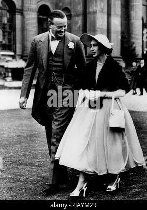 Era una giornata di sole per la festa del giardino data ieri dal duca e dalla duchessa di Marlborough - ma niente era più soleggiato del sorriso della principessa Margaret. Mentre passava con il duca di Marlborough nei terreni di Blenheim Palace, Woodstock, Oxford, era una principessa gay in organza blu e un cappello da foto. La principessa indossava un capo naturale mink rubato sopra il suo vestito con bordo pieno, che papà un orlo smerlato. E per i footware ha scelto sandali con cinturino bianco. Giugno 08, 1953. (Foto di Daily Mirror). Foto Stock