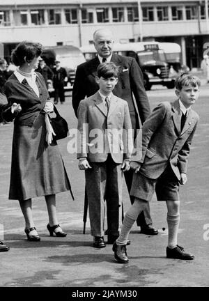 Il Duca di Edinburge passa attraverso da Helsinki a Cowes -- La duchessa di Kent, con cardigan di lana e senza cappello, attende con suo figlio, il Principe Michele e un piccolo amico l'arrivo della Cometa che portò il duca di Edimburgo e il figlio maggiore, il duca di Kent. HRH il duca di Edimburgo è tornato da Helsinki con un aereo di linea comet jet questa mattina. A Londra, e da lì si recò a Cowes per gareggiare nella corsa nel suo yacht, Coweslip. Agosto 05, 1952. (Foto di Fox Photos). Foto Stock