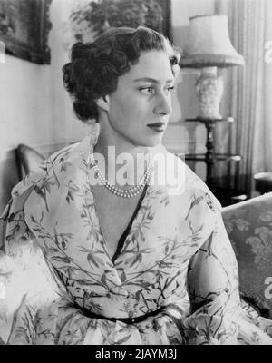 Princess Margaret Birthday Portrait - questo Ritratto della Principessa Margaret è stato fatto nella stanza del mattino alla Clarence House di Londra, specialmente per il suo compleanno del 24th anniversario del 21 agosto, il fotografo è stato Cecil Beaton. La principessa Margaret, sorella della regina Elisabetta, è terza nell'ordine di successione al trono i bambini della regina, il principe Charles e la principessa Anne, hanno la precedenza di lei. Clarence House, solo una pietra è a pochi passi da Buckingham Palace ***** Dove vive la Principessa Margaret con la Regina Madre. Fu la casa della Regina dal momento del suo matrimonio fino alla sua adesione Foto Stock