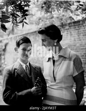 La duchessa di Kent e del principe Michael -- questo nuovo studio di sua altezza reale la duchessa di Kent e del suo figlio più giovane il principe Michael è stato fatto dal sig. Cecil Beaton nel giardino al palazzo di Kensington, Londra, 29 luglio 1955. Agosto 12, 1955. (Foto di Cecil Beaton, Associated Press Photo). Foto Stock