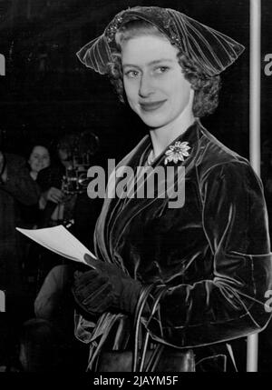 Princess at Blandford Wedding Reception - indossando un cappello alare dal viso, la Principessa Margaret arriva alla Goldsmiths Hall per il ricevimento dopo il matrimonio dei Marcuis di Blandford e della signorina Susan Hornby, 22 anni, al Westminister di St. Margaret. Alla reception hanno partecipato anche la regina Elisabetta e la regina madre, la regina Maria. Il marchese è figlio del duca di Marlborough. Sua sposa la figlia di Michael Hornby. Ottobre 19, 1951. Foto Stock