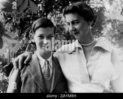 La duchessa di Kent e del principe Michael -- questo nuovo studio di sua altezza reale la duchessa di Kent e del suo figlio più giovane il principe Michael è stato fatto dal sig. Cecil Beaton nel giardino al palazzo di Kensington, Londra, 29 luglio 1955. Agosto 12, 1955. (Foto di Cecil Beaton, Associated Press Photo). Foto Stock