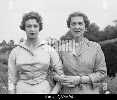 Duchessa e figlia - Foto di oggi - l'immagine di oggi della duchessa di Kent e della sua graziosa, figlia di 17 anni, la principessa Alexandra, fatta nella casa della duchessa, 'Coppins', Iver, Buckinghamshire. A fine agosto la duchessa e sua figlia partono per un tour di tre settimane in Canada. Su invito del Governatore Generale. Three the Duchess aprirà la Canadian National Exhibition a Toronto, il 27th agosto, e una nuova stazione di generazione alle Cascate del Niagara il 30th agosto. Luglio 09, 1954. (Foto di Derek Brind, United Press Photo) Foto Stock