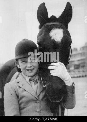 La nostra principessa sorridente -- Una nuova immagine affascinante della principessa Alexandra, figlia della duchessa di Kent, che è in vacanza a Bognor Regis, Sussex. Aveva otto anni il giorno di Natale. Marzo 13, 1945. (Foto di Planet) Foto Stock