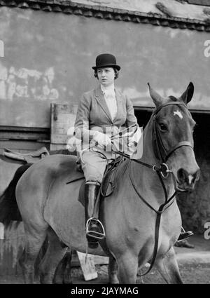 Princess Alexandra Hunts with the Strabane in Northern Ireland -- H.R.H. Princess Alexandra, in grigio abitudine di guida, è visto su 'Felix' una baia gelding di proprietà della Dunchess di Abercorn, prima che la caccia si spostò dal punto di incontro a Bowling Green, Six Strabane. La principessa Alexandra, che è in vacanza in Irlanda del Nord e sta rimanendo con il duca e la Dunchessa di Abercorn a Baronscourt, contea di Tyrone., sabato 13th novembre., cacciato con gli Harriers Strabane. Novembre 15, 1954. (Foto di Fox Photos). Foto Stock