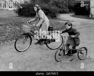 Duchessa dei bambini del Kent a casa -- la principessa Alexandra (destra) fotografata con il principe Michael nei terreni di Coppins con i loro cicli. Due dei figli della duchessa del Kent sono stati fotografati a casa loro a 'Coppins' a Iver, Buckingham. La principessa Alexandra sarà una delle Bridesmaids, e il principe Michael An Attendant Page, e il prossimo matrimonio della principessa Elisabetta con il tenente Filippo Mountbatten, che si svolge a Westminsster Abbey, Londra, il 20th novembre. Ottobre 31, 1947. Foto Stock