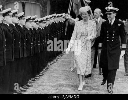 Duchessa di Kent frequenta Fete -- la Duchessa di Kent ispezionando i ragazzi della Scuola Navale reale Merchant di Bearwood che formarono la guardia d'onore. La duchessa del Kent questo pomeriggio ha ricevuto borse quando ha partecipato al Royal Berkshire Centenary Fete a Englefield House, Reading. Giugno 25, 1938. (Foto di Keystone). Foto Stock