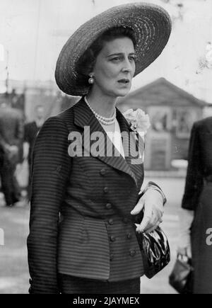 La ruota di Cartwheel per la duchessa - portatore del cappello grande della ruota di Cartwheel è la duchessa del Kent. Ha accompagnato il Re e la Regina e la Regina Maria al Chelsea Flower Show, che si è aperto in un sole brillante al Royal Hospital di Chelsea. Maggio 23, 1950. (Foto di Planet News) Foto Stock