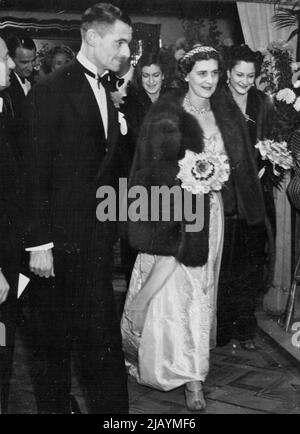 Duchessa di Kent assiste la Principessa di 'Grande attesa' - H.R.H. la Duchessa di Kent e Lady Rothermere (destra) visto all'arrivo al Cinema Gaumont, Haymarket, Londra per la prima mondiale del grande film di Charles Dickens 'grandi aspettative'. La prima è stata in aiuto degli ospedali per bambini amalgamati e del Dickens House Enowment Fund. Dicembre 17, 1946. (Foto di Keystone). Foto Stock