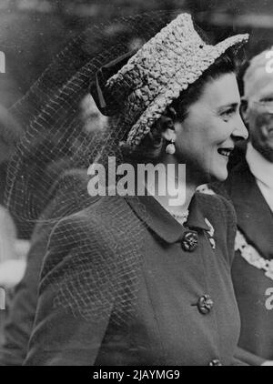 La Duchessa di Kent's New Hat Fashion - Un'immagine da vicino sorridente della Duchessa e del suo affascinante cappello di moda quando ha lasciato la Cattedrale dopo il servizio. La duchessa del Kent era un cappello impressionante di paglia naturale decorata con un velo blu, quando visitò Southwark per assistere al servizio alla Cattedrale di Southwark che inaugurò il Festival di Shakespeare nel Borough. Maggio 20, 1946. Foto Stock