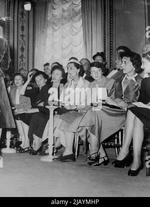 Duchessa di Kent al Paris Fashion Show - la Duchessa di Kent (seconda da destra) in prima fila come lei ha partecipato alla mostra di nuovi modelli da parte dello stilista di moda Jean Desses a Parigi. Agosto 10, 1951. (Foto di P.A.-Reuter Foto). Foto Stock