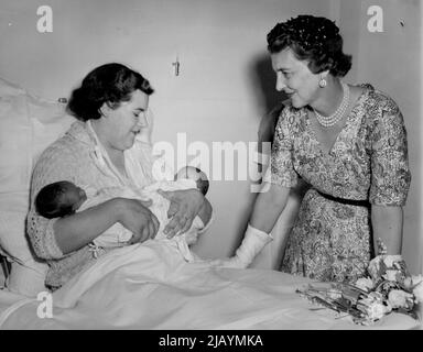 La duchessa del Kent apre il nuovo Cardiff Maternity Hospital - la duchessa del Kent parlando con la sig.ra Elizabeth Downey di Cardiff, i cui gemelli Bernard e Anthony sono nati nove giorni fa. Luglio 12, 1955. Foto Stock