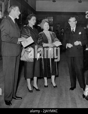 Regina Madre all'esposizione d'arte - la Regina Madre (a destra) e la Duchessa del Kent sono viste alla mostra della Royal Society of Portrait Painters, presso le gallerie del Royal Institute, Piccadilly, Londra. Dicembre 01, 1953. (Foto di London Express News & Feature Services). Foto Stock