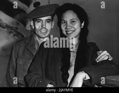 Privato James McDermott, 26, con la sua sposa Lucy, 20. Prima che si sposassero lo scorso maggio, Lucy era un operatore telefonico. Quando i crack Argyll e Sutherland Highlanders sono arrivati a casa la scorsa settimana dal servizio nella Guyana britannica, la forza regimentale era aumentata. 22 degli scozzesi erano caduti per le belles locali e si sposarono. Novembre 03, 1954. (Foto di Daily Mirror). Foto Stock