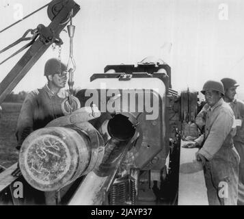 Carica il cannone atomico -- i soldati caricano una conchiglia da 12 pollici nel nuovo grande cannone atomico dell'esercito durante una dimostrazione dell'arma al terreno di prova di Aberdeen, Md. Il guscio può essere sparato 20 miglia e l'esercito dice che la pistola è estremamente preciso a lungo raggio. Settembre 29, 1952. (Foto di AP Wirephoto). Foto Stock