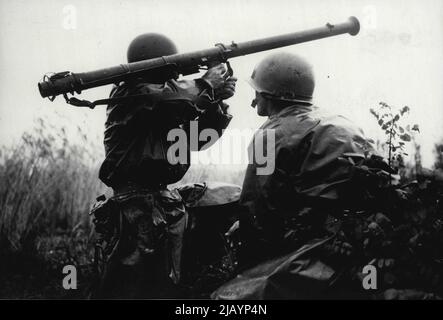 Squadra di bazooka sul fronte coreano -- questa squadra di bazooka di due uomini si prepara a sparare ai carri armati dell'esercito nordcoreano, vicino alle linee anteriori della battaglia dalle truppe americane e sudcoreane contro gli invasori rossi dal nord. Luglio 12, 1950. (Foto di Reuterphoto). Foto Stock