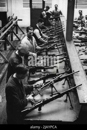 Realizzazione di Bren Guns per il New Army britannico -- ispezione finale di Bren Guns finito. La Royal Small Arms Factory di Enfield è ora in corsa per ordini di migliaia di pistole Bren, a seguito dell'introduzione della coscritzione in questo paese. Maggio 1, 1939. (Foto di Keystone). Foto Stock