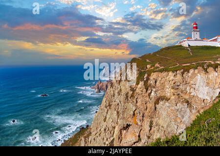 Vista panoramica dell'Oceano Atlantico e delle coste rocciose a Capo Roca in Portogallo. Il faro di Cabo da Roca in cima a Capo Roca. Comune di Sintra Foto Stock