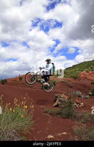 Canyon del Diavolo : Mountain bike nei ruffes a Saint-Jean-de-la-Blaquiere vicino alla città di Lodeve. Occitanie, Francia Foto Stock