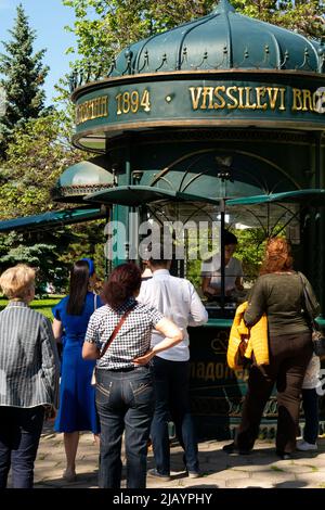 Persone che si accodano per gelato in un vintage stalla nel City Garden centro di Sofia, Bulgaria, Europa orientale, Balcani Foto Stock
