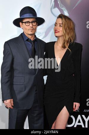 12 febbraio 2014, Los Angeles, California, Stati Uniti d'America: JOHNNY DEPP e AMBER HANNO SENTITO partecipare alla prima "3 Days to Kill" all'Arclight Theatre. (Credit Image: © D. Long/ZUMA Wire) Foto Stock