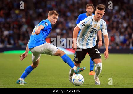 Londra, Regno Unito. 01st giugno 2022. Giovani lo Celso dell'Argentina (R) in azione con Nicolo Barella d'Italia (L). Finalissima 2022 Match, Italia contro Argentina al Wembley Stadium di Londra mercoledì 1st giugno 2022. Solo per uso editoriale. pic by Steffan Bowen/Andrew Orchard SPORTS photography/Alamy Live News Credit: Andrew Orchard SPORTS photography/Alamy Live News Foto Stock