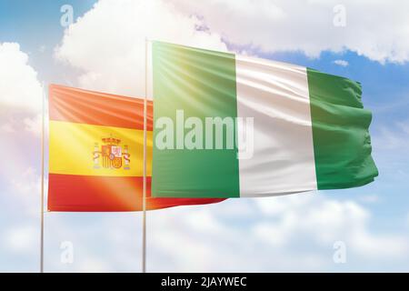 Cielo azzurro soleggiato e bandiere della nigeria e della spagna Foto Stock