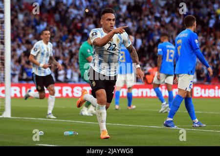 Londra, Regno Unito. 01st giugno 2022. Lautaro Martinez d'Argentina festeggia dopo aver ottenuto il punteggio del suo team 1st gol. Finalissima 2022 Match, Italia contro Argentina al Wembley Stadium di Londra mercoledì 1st giugno 2022. Solo per uso editoriale. pic by Steffan Bowen/Andrew Orchard SPORTS photography/Alamy Live News Credit: Andrew Orchard SPORTS photography/Alamy Live News Foto Stock