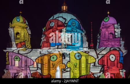 Berlino, Germania 12 settembre 2021: Il Berliner Dom è illuminato con immagini colorate durante il Festival delle luci 2021. Foto di alta qualità Foto Stock