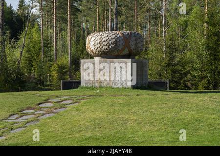 Mogreina, Norvegia - 21 maggio 2022: Trandumskogen è una foresta situata a Ullensaker. Fu il luogo di una delle prime scoperte nel maggio 1945 di Germ Foto Stock