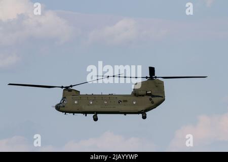 Un Boeing CH 47 Chinook elicottero con l'esercito Unito che vola a Yokota Airbase, Fussa, Tokyo, Giappone. Foto Stock