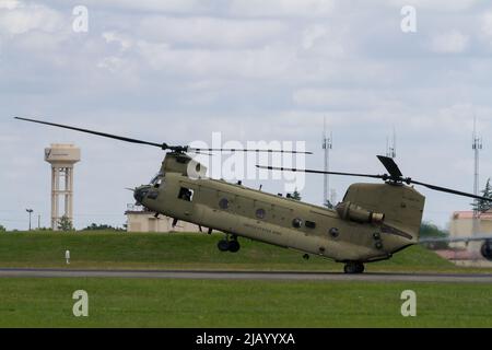 Un Boeing CH 47 Chinook elicottero con l'esercito Unito a Yokota Airbase, Fussa, Tokyo, Giappone. Foto Stock