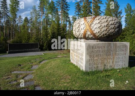 Mogreina, Norvegia - 21 maggio 2022: Trandumskogen è una foresta situata a Ullensaker. Fu il luogo di una delle prime scoperte nel maggio 1945 di Germ Foto Stock