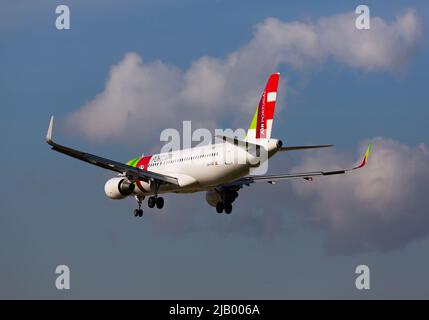 L'aereo delle compagnie aeree portoghesi si avvicina per l'atterraggio Foto Stock