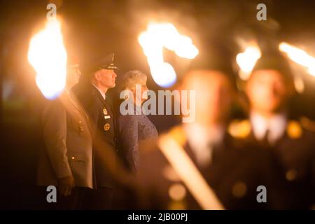 Berlino, Germania. 01st giugno 2022. Christine Lambrecht (SPD, r-l), ministro federale della difesa, generale Tod Wolters, comandante supremo alleato dell'Europa della NATO (SACEUR), Eberhard Zorn, Ispettore Generale delle forze armate tedesche, partecipa ai grandi TAP in occasione dell'addio del Comandante supremo alleato Europa della NATO (SACEUR) e del Comandante del comando europeo degli Stati Uniti, il generale Wolters. Credit: Christoph Soeder/dpa/Alamy Live News Foto Stock