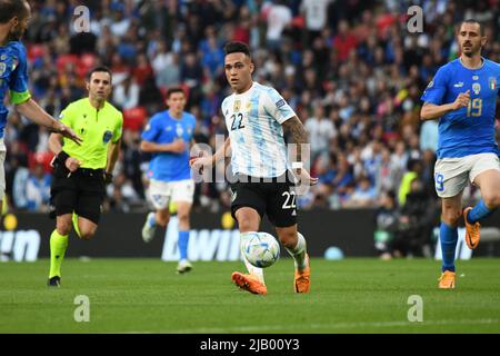 WEMBLEY, INGHILTERRA - 1 GIUGNO: Martínez d'Argentina passa la palla durante la partita di Finalissima tra Italia e Argentina al Wembley Stadium il 1 giugno 2022 a Wembley, Inghilterra. (Foto di Sara Aribó/PxImages) Credit: PX Images/Alamy Live News Foto Stock