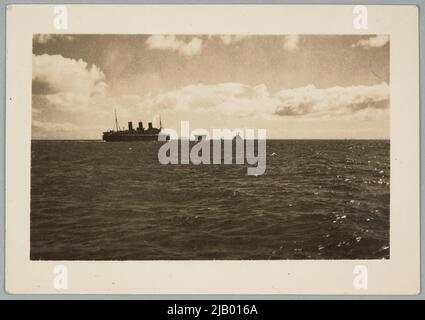 Gibilterra vista dal mare a HMS Argus portaerei e la corazzata Rasful sconosciuto Foto Stock