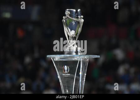 WEMBLEY, INGHILTERRA - 1 GIUGNO: Il trofeo Finalissima si vede dopo la partita tra Italia e Argentina al Wembley Stadium il 1 giugno 2022 a Wembley, Inghilterra. (Foto di Sara Aribó/PxImages) Credit: PX Images/Alamy Live News Foto Stock