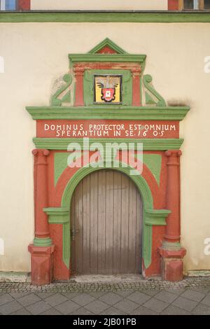 Porta del Vecchio Municipio con iscrizione latina a Mühlhausen, Turingia, Germania Foto Stock