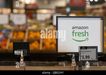 Primo piano del cartello Amazon Fresh visto all'interno di un negozio di alimentari Amazon Fresh a Irvine, California, domenica 8 maggio 2022. Foto Stock