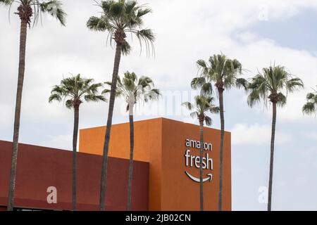 Il logo Amazon Fresh è visibile in un negozio di alimentari Amazon Fresh a Irvine, California, domenica 8 maggio 2022. Amazon Fresh è una filiale di Amazon.com. Foto Stock